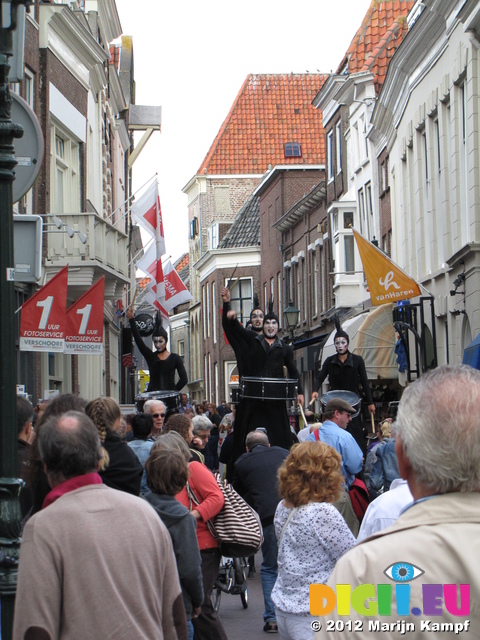 SX24475 Weird drummers in Zierikzee